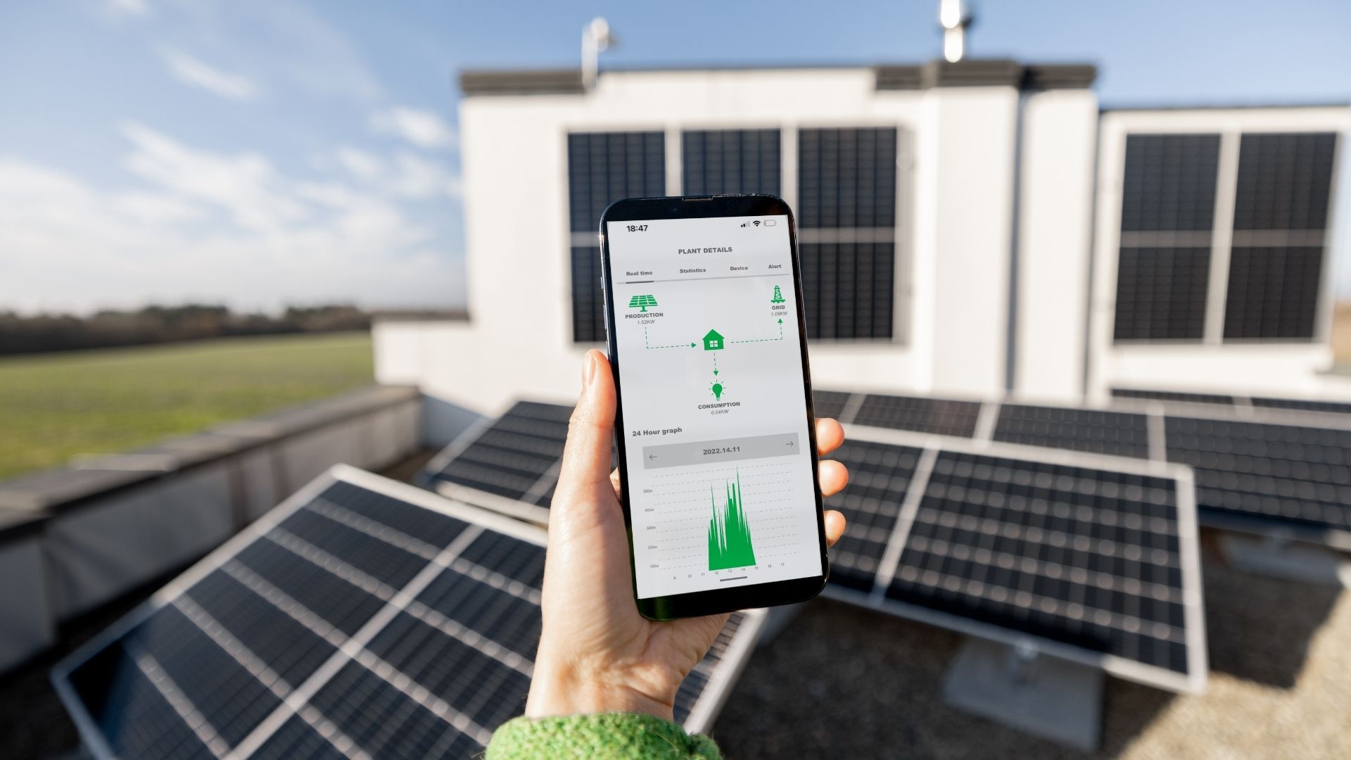 دليل شامل: أنظمة الطاقة الشمسية المتصلة بالشبكة (On-Grid) مقابل المنفصلة (Off-Grid) في مصر